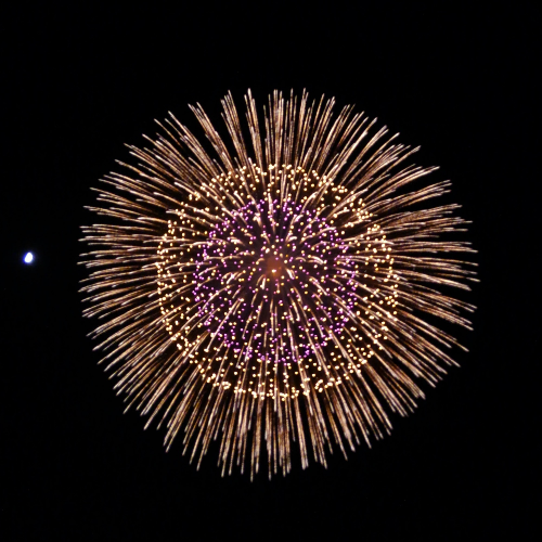 お盆に花火が上がる理由｜仏壇仏具まつかわ