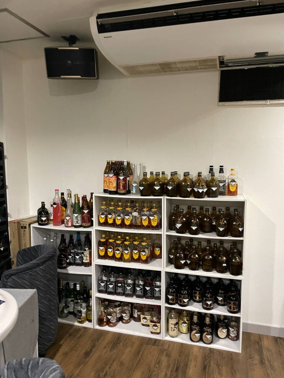 桜色に染まったボトル棚の納品｜有限会社松川仏壇