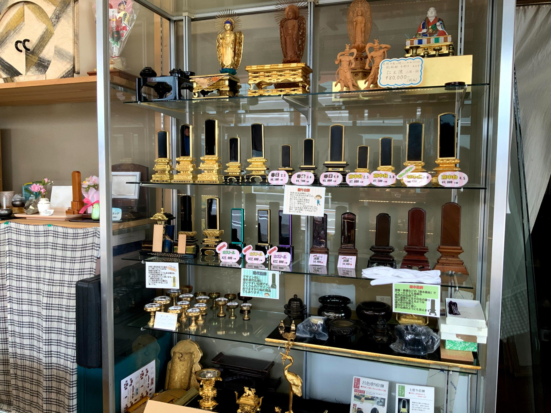 仏壇以外にも福井の店舗で仏具を多く取り扱っています