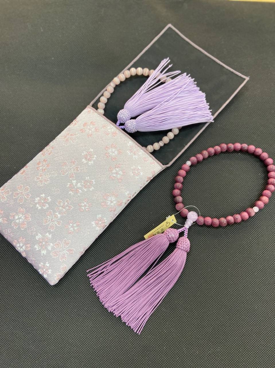 紫色の女性用の数珠２種と紫色の念珠袋｜仏壇仏具のまつかわ